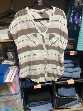 #067 size 0!Torrid Striped Button-Front Blouse in Taupe, Pale Pink & Yellow